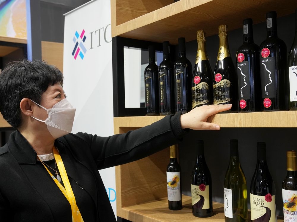 這是在中國(guó)上海舉行的第五屆進(jìn)博會(huì)上拍攝的來自南非的葡萄酒（2022年11月7日攝）。