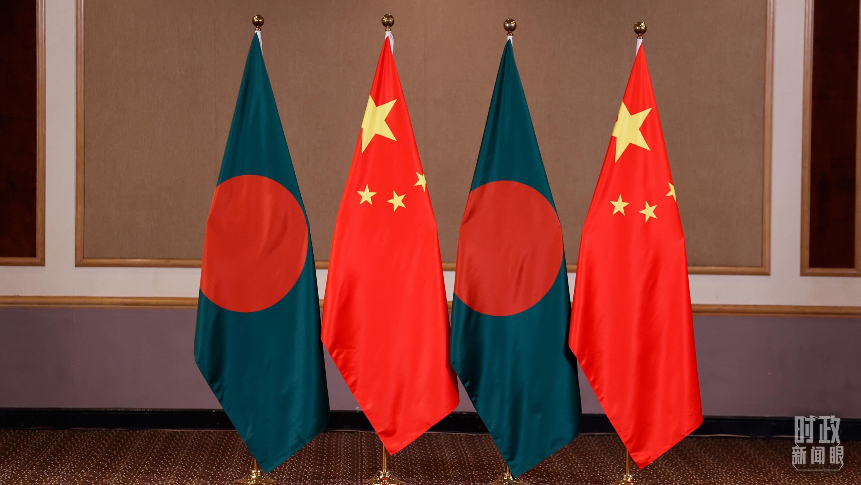 △會見現(xiàn)場的中孟兩國國旗。（總臺央視記者耿小龍拍攝）