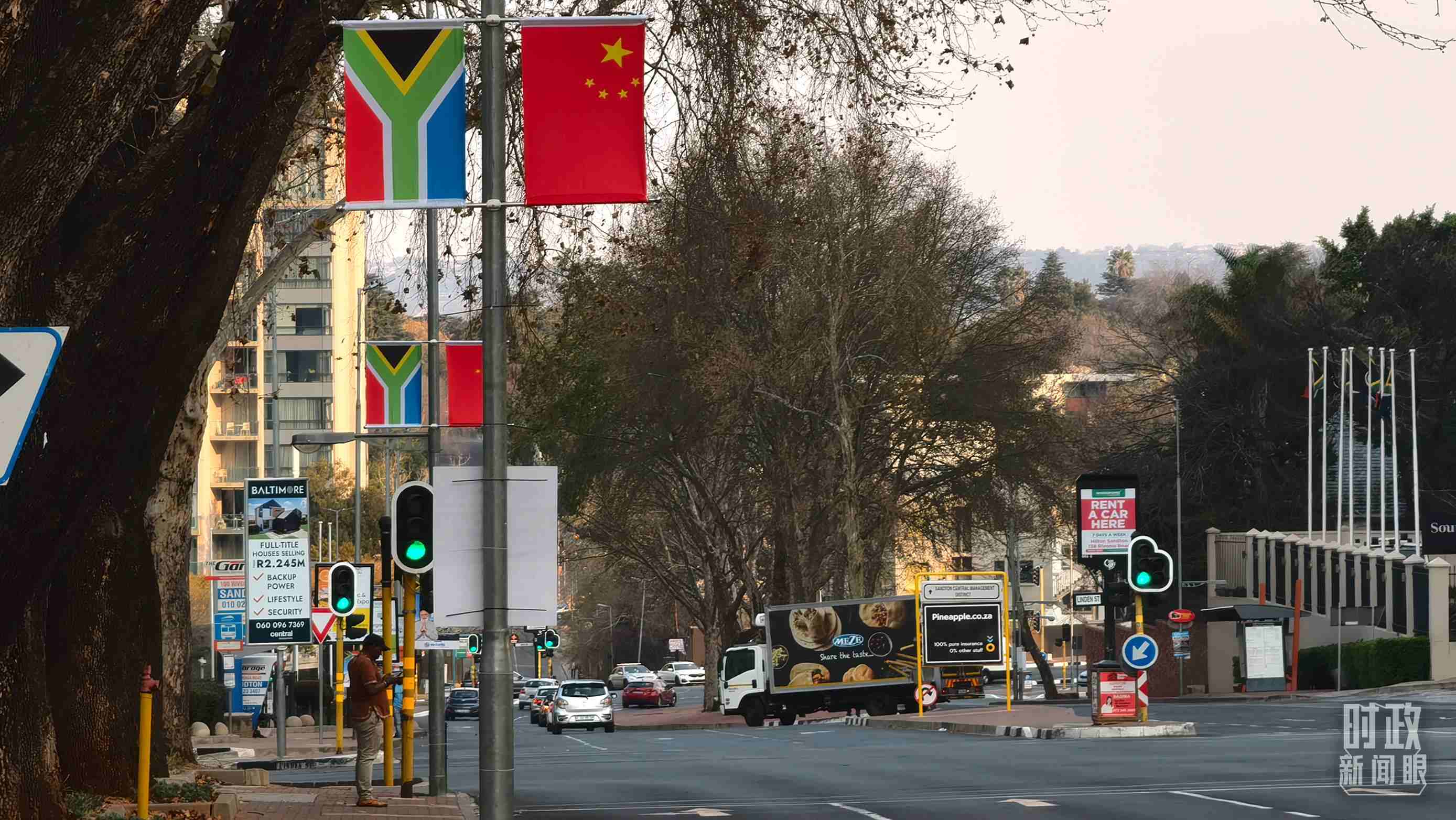 △約翰內(nèi)斯堡街道兩側(cè)懸掛的中國國旗。（總臺央視記者韓銳拍攝）