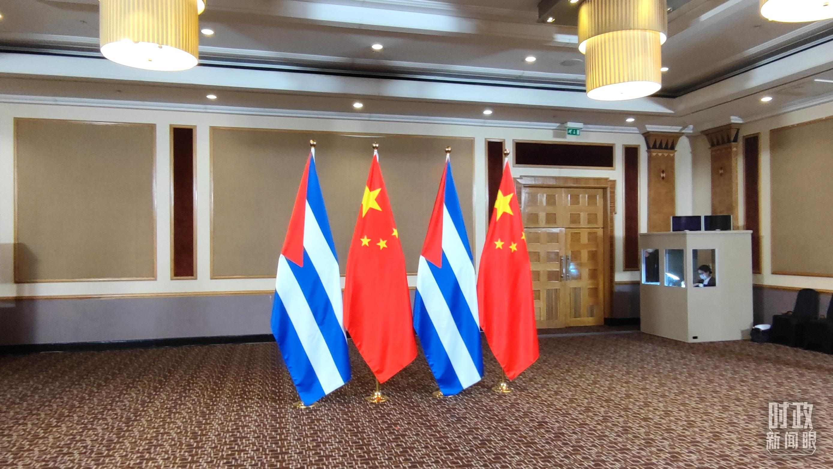 △會見現(xiàn)場的中古兩國國旗。（總臺央視記者耿小龍拍攝）