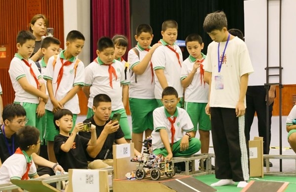 青少年學生現(xiàn)場觀看比賽。北京工商大學供圖