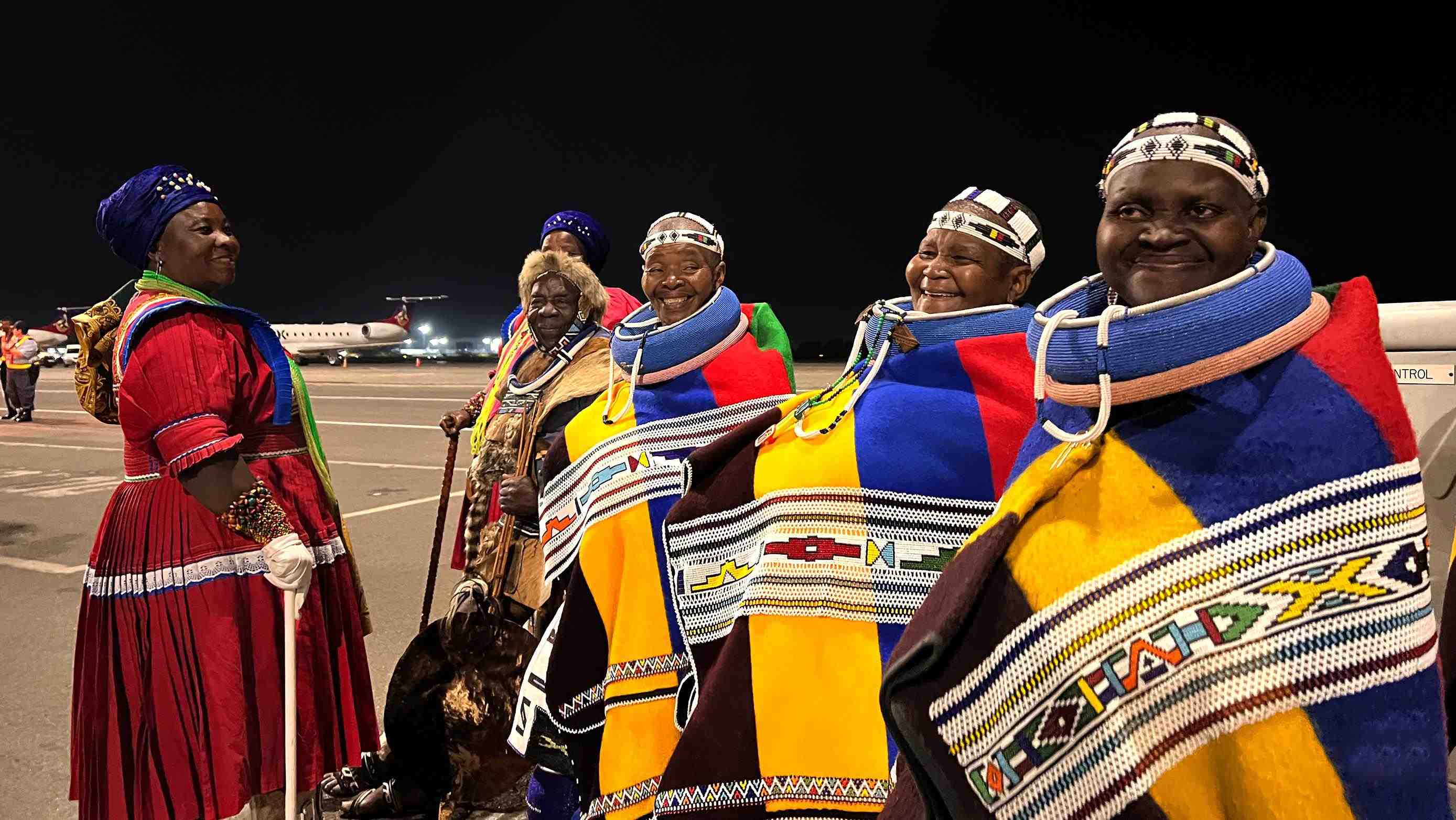 當(dāng)?shù)貢r(shí)間2023年8月21日晚，習(xí)近平主席乘坐的專機(jī)抵達(dá)南非約翰內(nèi)斯堡坦博國(guó)際機(jī)場(chǎng)，這是身穿民族服飾迎接的當(dāng)?shù)厝罕姟? width=