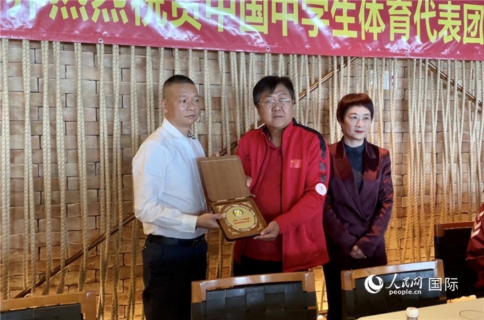 巴西中國和平統(tǒng)一促進(jìn)會(huì)會(huì)長王俊曉向中國中學(xué)生體育代表團(tuán)團(tuán)長劉立新贈(zèng)送紀(jì)念品。人民網(wǎng)記者 宋亦然攝