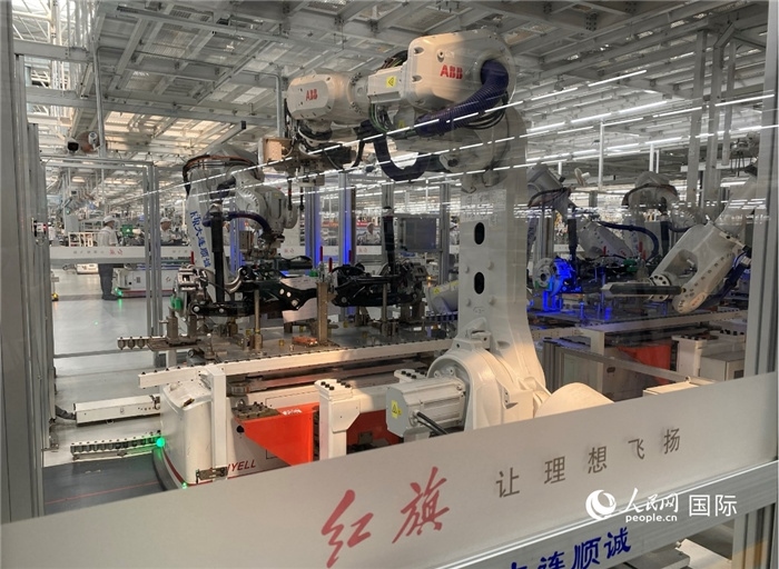 一汽—紅旗繁榮工廠內(nèi)的智能機(jī)器人。人民網(wǎng) 宋歌攝