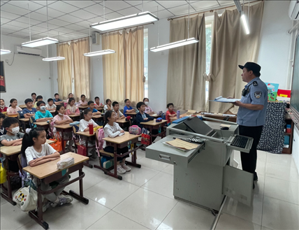 趙超剛在呼家樓中心小學為學生們講法治課。受訪者供圖