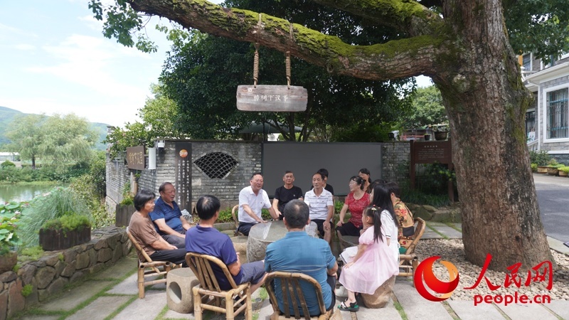 余杭區(qū)徑山鎮(zhèn)小古城村村民在“樟樹下議事”。人民網(wǎng)肖聰聰攝