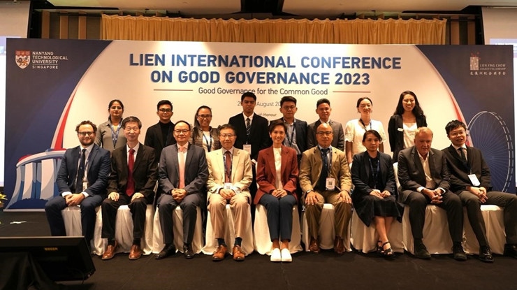 與會嘉賓和新書的編者及章節(jié)作者合影。新加坡南洋理工大學(xué)供圖