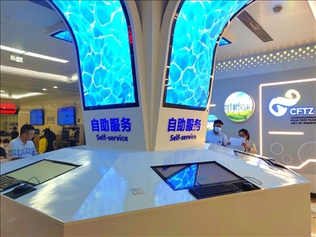 市民在中國（廣西）自由貿(mào)易區(qū)南寧片區(qū)綜合服務(wù)大廳辦理業(yè)務(wù)。人民網(wǎng) 付華周攝