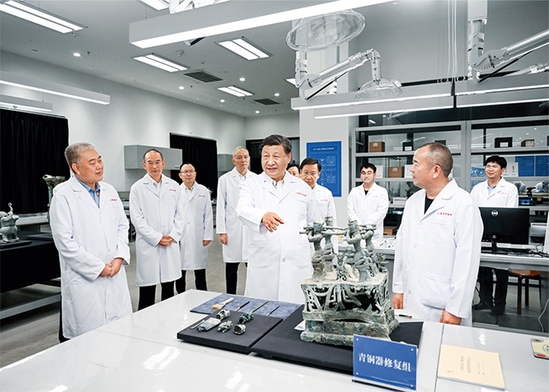 2023年7月25日至27日，中共中央總書記、國家主席、中央軍委主席習(xí)近平在四川考察。這是26日下午，習(xí)近平在位于德陽市廣漢市的三星堆博物館文物保護(hù)與修復(fù)館，同現(xiàn)場工作人員親切交流。 新華社記者 謝環(huán)馳/攝