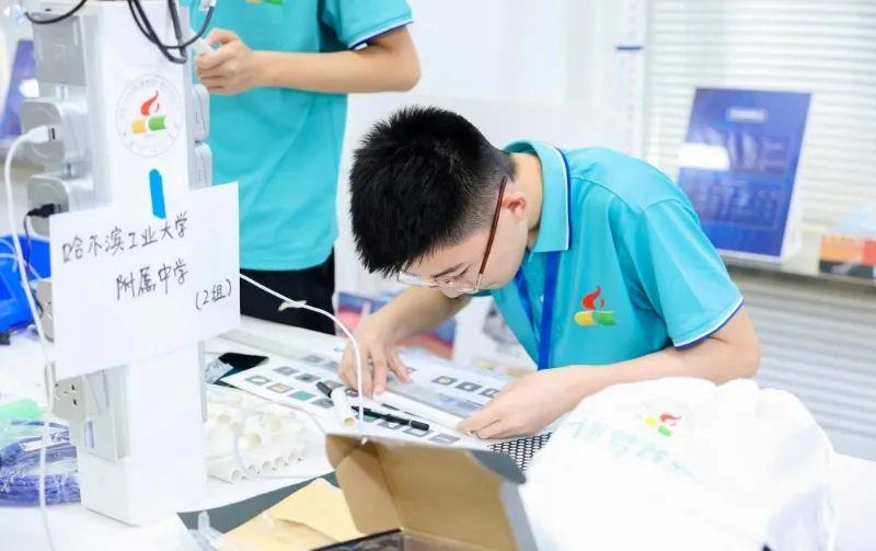 △今年7月，“逐夢(mèng)蒼穹”科技主題教育活動(dòng)在北京市八一學(xué)校舉辦。來自全國(guó)各地的百余名師生，在動(dòng)手實(shí)踐中學(xué)習(xí)航天知識(shí)、提高創(chuàng)新能力。