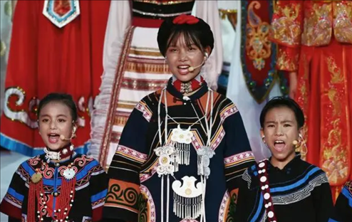 △今年7月，在成都大運(yùn)會(huì)開幕式上，從大山深處走來的孩子們，自信地站在舞臺(tái)中央，以歌聲表達(dá)對(duì)未來的憧憬。