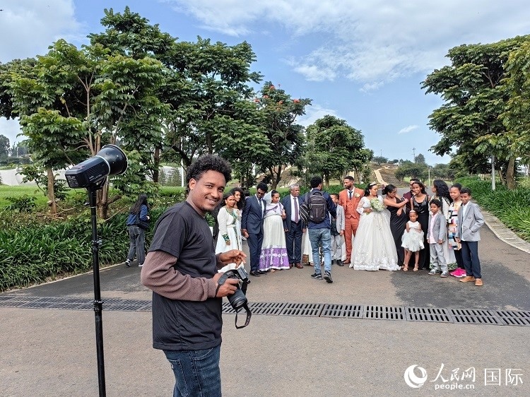 一對(duì)新人和親友在亞的斯亞貝巴友誼廣場(chǎng)合影。人民網(wǎng)記者 陳星星攝