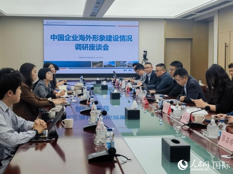 埃塞俄比亞中國(guó)商會(huì)企業(yè)代表與人民網(wǎng)記者座談。人民網(wǎng)記者 劉寧攝