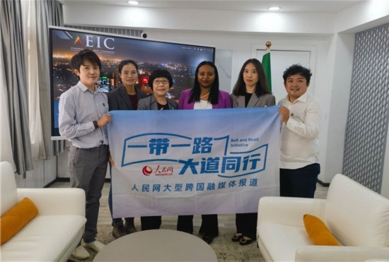 埃塞俄比亞投資委主任萊利斯（右三）、萬巧云（左二）與人民網(wǎng)記者合影。
