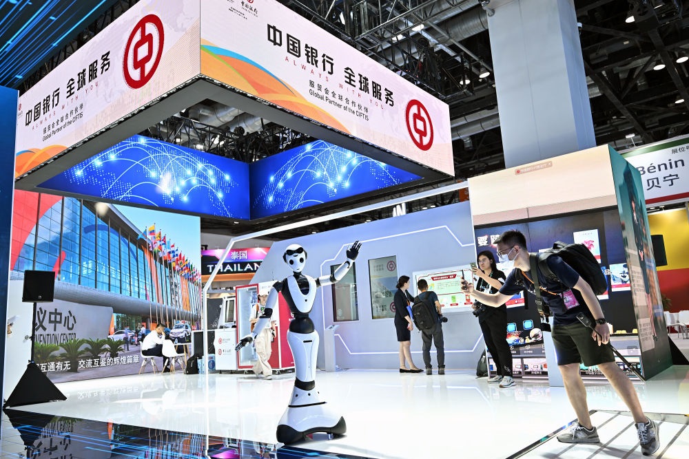 9月1日，媒體記者在國(guó)家會(huì)議中心中國(guó)銀行展臺(tái)拍攝一款迎賓接待機(jī)器人。新華社記者 李鑫 攝