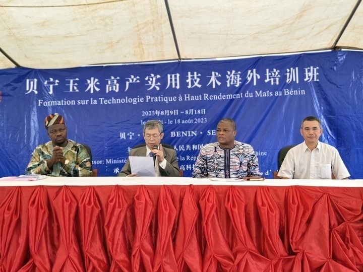 8月9日，2023年貝寧“玉米高產(chǎn)實(shí)用技術(shù)培訓(xùn)班”開班儀式在位于塞梅波吉市的中國援貝寧農(nóng)業(yè)技術(shù)示范中心舉行。