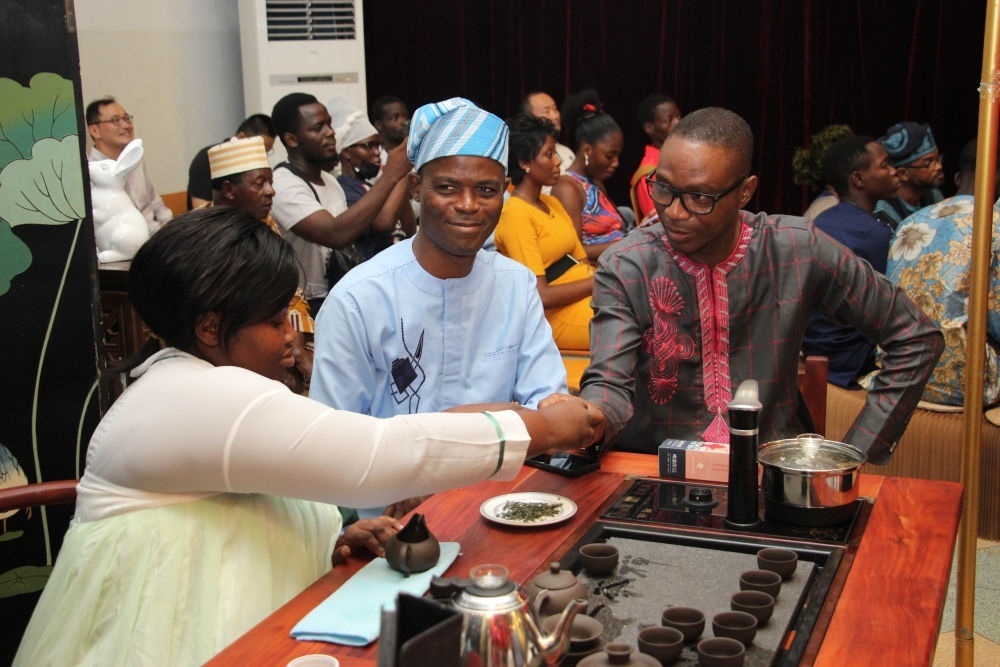 人們在貝寧科托努貝寧中國文化中心“茶和天下·雅集——青島有禮”文化交流活動(dòng)上品茶。