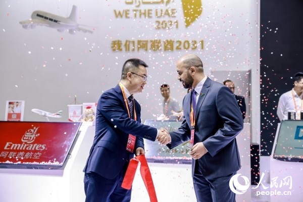 9月3日，阿聯(lián)酋駐華大使館臨時(shí)代辦、副館長(zhǎng)哈利德·沙赫參贊與中國(guó)貿(mào)促會(huì)聯(lián)絡(luò)部二級(jí)巡視員楊曉軍揭幕阿聯(lián)酋國(guó)家館。圖片由阿聯(lián)酋駐華大使館提供