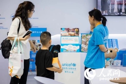 9月2日，觀眾駐足聯(lián)合國(guó)兒童基金會(huì)展館。圖片由聯(lián)合國(guó)兒童基金會(huì)提供