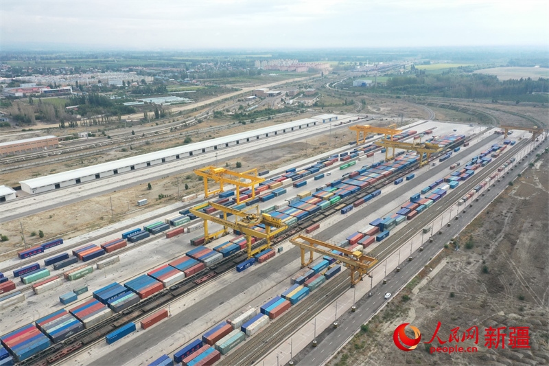 8月8日，在霍爾果斯口岸換裝廠區(qū)，工人正在進(jìn)行吊箱作業(yè)。 人民網(wǎng)記者 張力洋攝