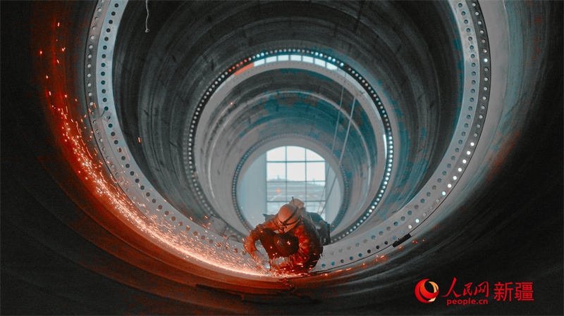 中國水利水電四局（塔城）裝備制造基地，工人們正在開展作業(yè)。 人民網(wǎng) 李欣洋攝