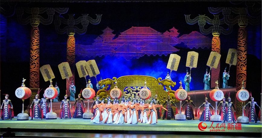 第六屆中國新疆國際民族舞蹈節(jié)開幕式上演出的歷史題材舞劇《張騫》。 人民網(wǎng) 李欣洋攝