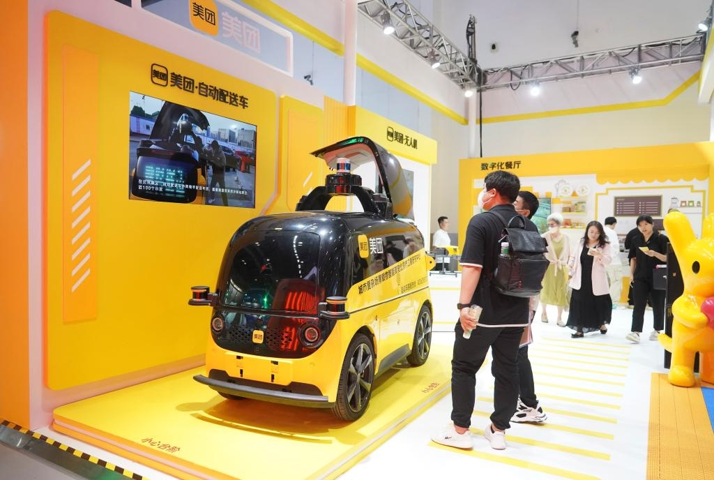 9月4日，在2023年服貿(mào)會(huì)國(guó)家會(huì)議中心美團(tuán)展臺(tái)，觀眾參觀一款自動(dòng)配送車。新華社記者 劉嶺逸 攝