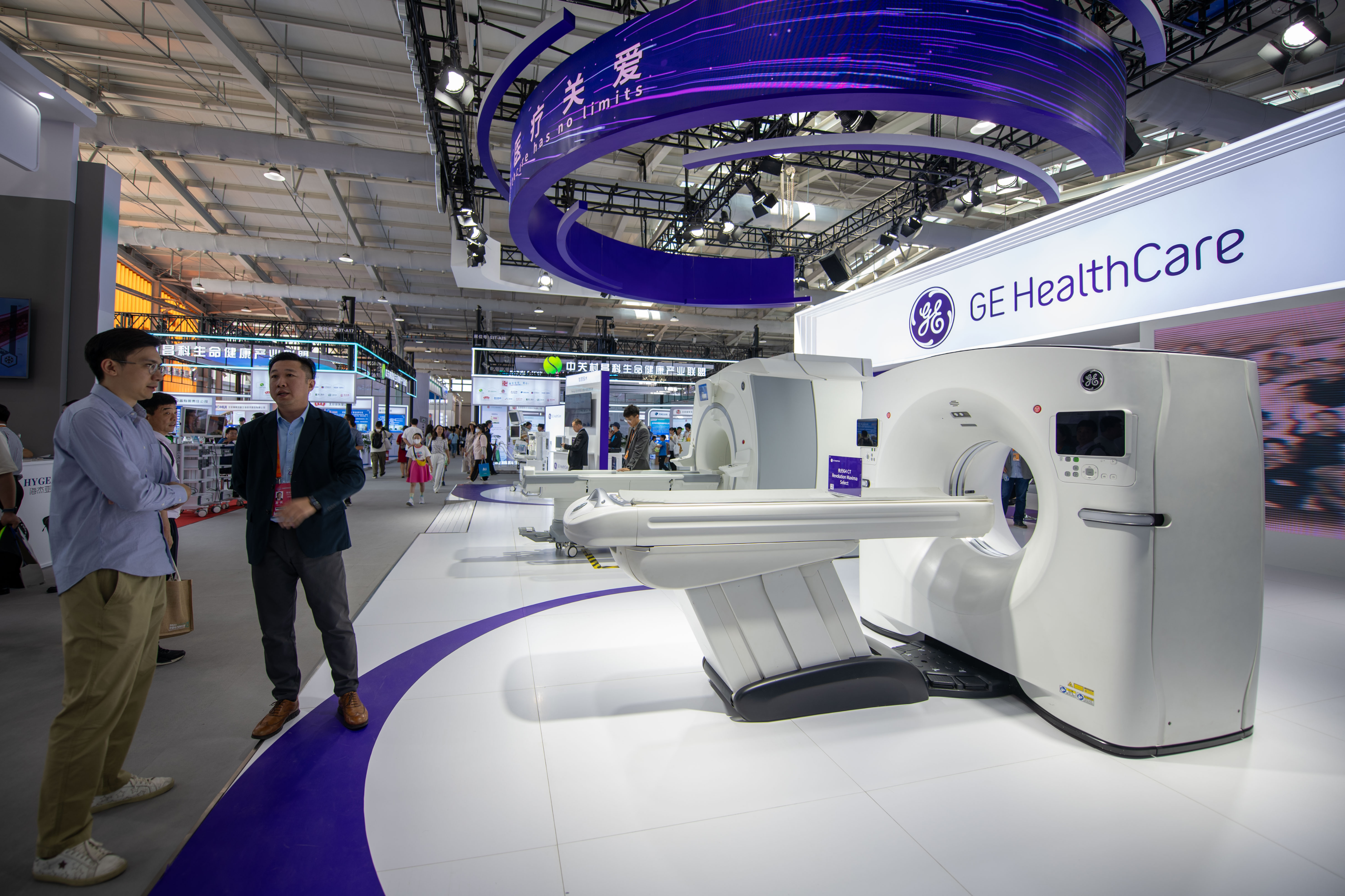 9月3日，在位于首鋼園的健康衛(wèi)生服務(wù)展區(qū)，觀眾正在參觀GE展臺。人民網(wǎng)記者 翁奇羽攝