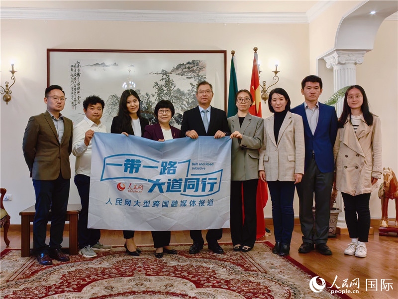 胡長春大使、駐非盟使團工作人員與人民網(wǎng)記者合影。