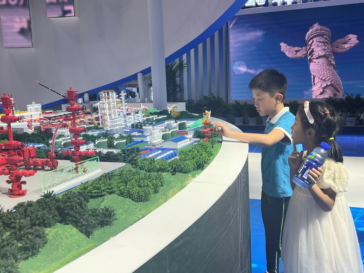 小朋友正在觀看展覽模型。人民網(wǎng) 歐陽易佳攝