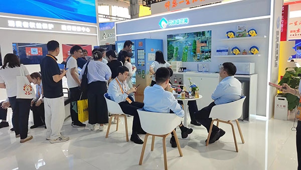 銀行機構(gòu)“勞動者港灣”的服務(wù)理念，吸引觀展群眾上前咨詢。人民網(wǎng)記者 李彤?dāng)z