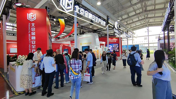 金融安全、投資者教育是金融服務(wù)展區(qū)知識科普的重要展示環(huán)節(jié)。人民網(wǎng)記者 李彤?dāng)z