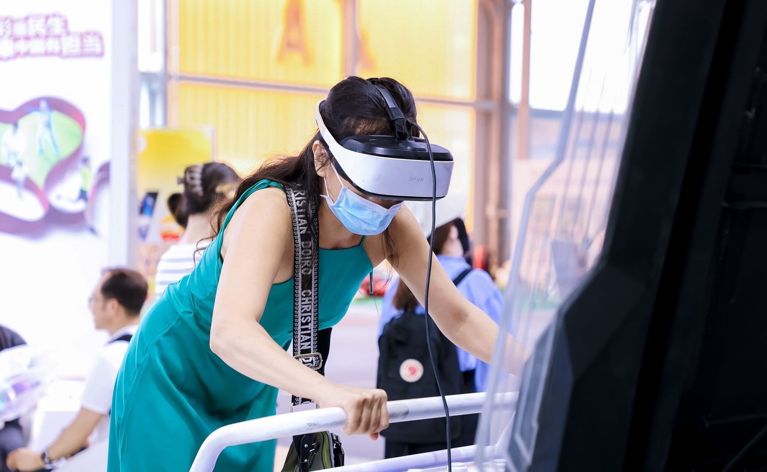 觀眾參與AI體驗。圖片來源：中國國際服務(wù)貿(mào)易交易會