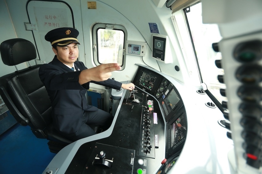 發(fā)車前，仲俊斕確認儀表、指示燈狀態(tài)正常。成都機務段供圖