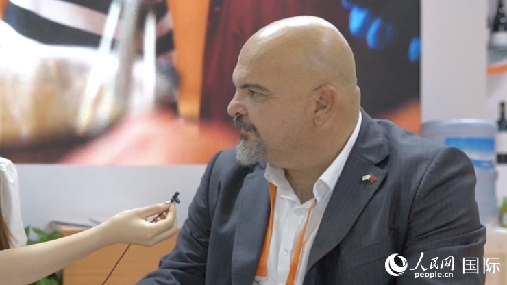 塞浦路斯首席經(jīng)濟商務(wù)參贊歐陽路接受記者采訪。人民網(wǎng) 王禹蘅攝