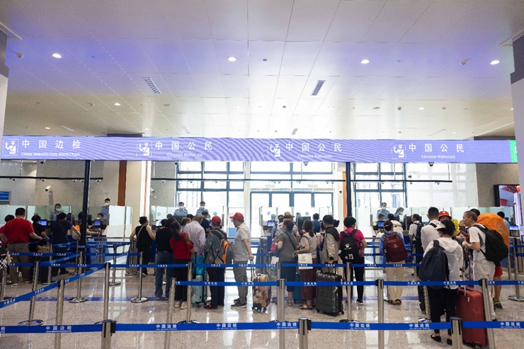 乘坐中老鐵路國(guó)際旅客列車的旅客在磨憨邊檢大廳排隊(duì)候檢。黃遠(yuǎn)飛 攝