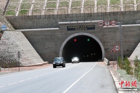 連接塔吉克斯坦南北的重要隧道之一哈特隆隧道由中國路橋承建，是塔國南北公路交通的重要干線道路，對促進塔吉克斯坦南北交流和國民經(jīng)濟發(fā)展具有重要意義。田冰攝