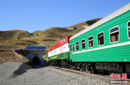 2016年8月24日，塔吉克斯坦“瓦赫達特-亞灣”鐵路通車。這是絲綢之路經(jīng)濟帶框架下首個開工并建成的鐵路項目，具標志性意義。圖為火車進入由中鐵十九局集團有限公司承建的隧道。文龍杰 攝
