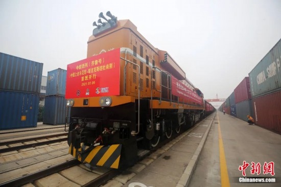 2021年7月5日，中國—上海合作組織地方經(jīng)貿(mào)合作示范區(qū)（簡稱“上合示范區(qū)”）前往塔吉克斯坦首都杜尚別的首班中歐班列（齊魯號）“上合快線”發(fā)出，從上合示范區(qū)青島多式聯(lián)運中心啟程，為中國及日本、韓國等周邊國家和地區(qū)與塔吉克斯坦經(jīng)貿(mào)往來提供了全新的物流解決方案。胡耀杰 攝