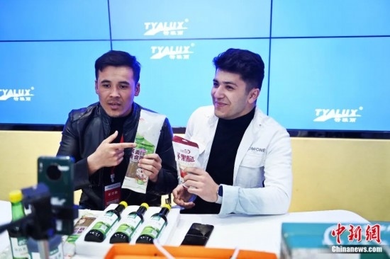 2023年3月，甘肅省慶陽市環(huán)縣電商創(chuàng)業(yè)孵化基地內(nèi)，來自蘭州文理學(xué)院的塔吉克斯坦留學(xué)生正在協(xié)助主播直播帶貨當(dāng)?shù)剞r(nóng)特產(chǎn)品。李亞龍 攝