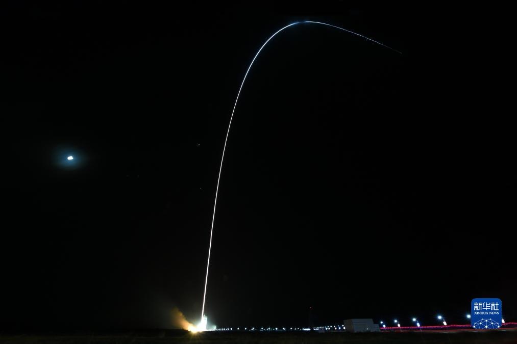 9月7日02時(shí)14分，我國(guó)在酒泉衛(wèi)星發(fā)射中心使用長(zhǎng)征四號(hào)丙運(yùn)載火箭，成功將遙感三十三號(hào)03星發(fā)射升空，衛(wèi)星順利進(jìn)入預(yù)定軌道，發(fā)射任務(wù)獲得圓滿成功。新華社發(fā)（汪江波 攝）