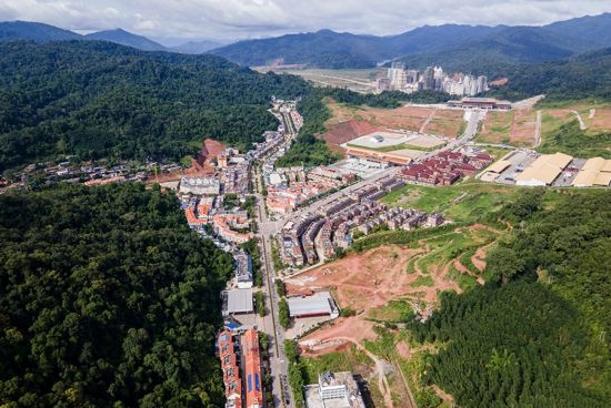 磨憨口岸俯瞰，右前方高層白色建筑群為老撾境內(nèi)。人民網(wǎng)記者 符皓攝