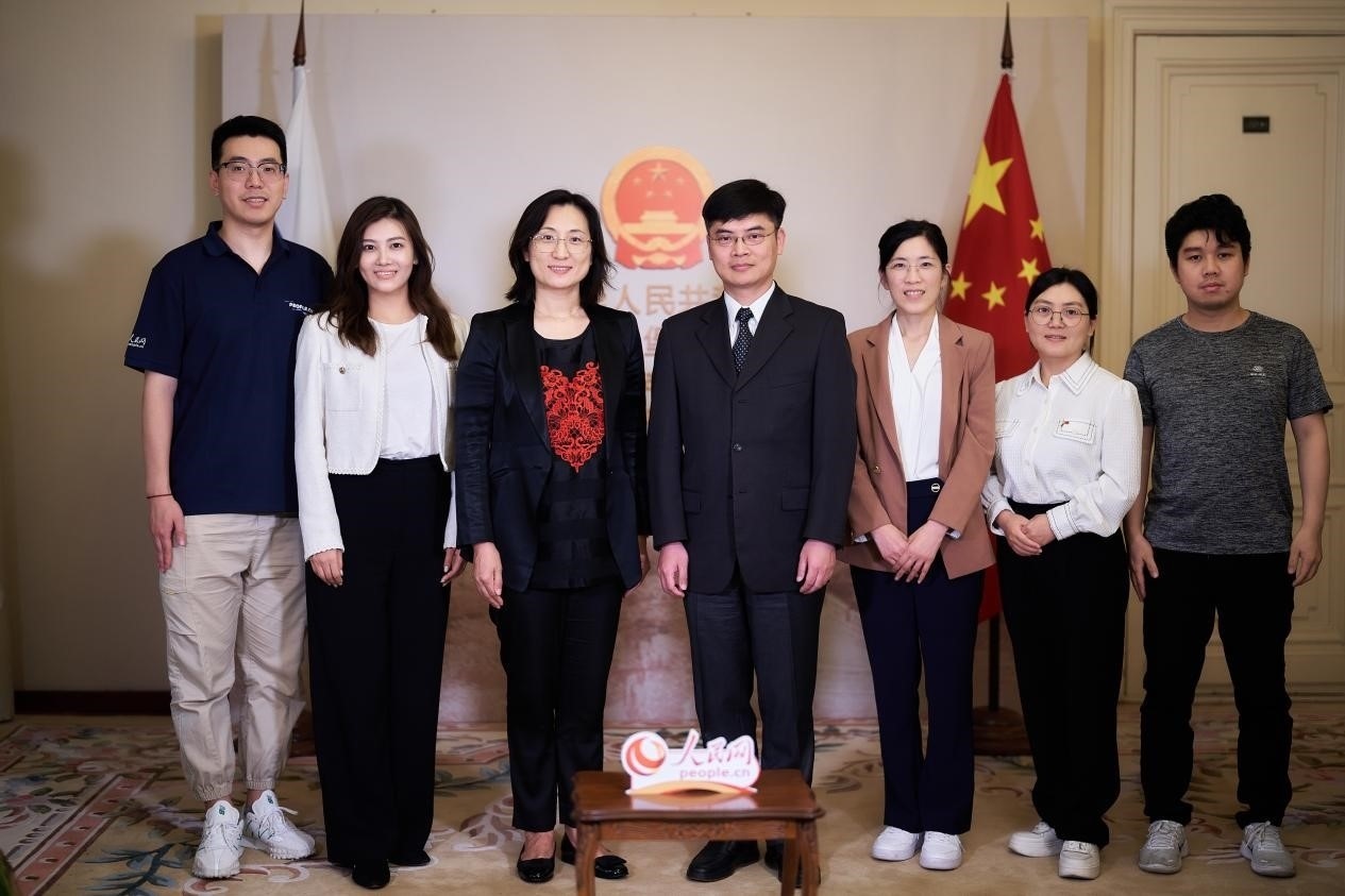 中國駐圣彼得堡副總領(lǐng)事張曉慶（左四）與人民網(wǎng)記者合影。