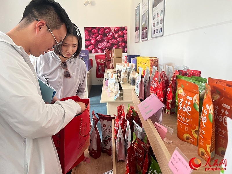 消費(fèi)者在選購產(chǎn)品。人民網(wǎng)記者 常雪梅攝