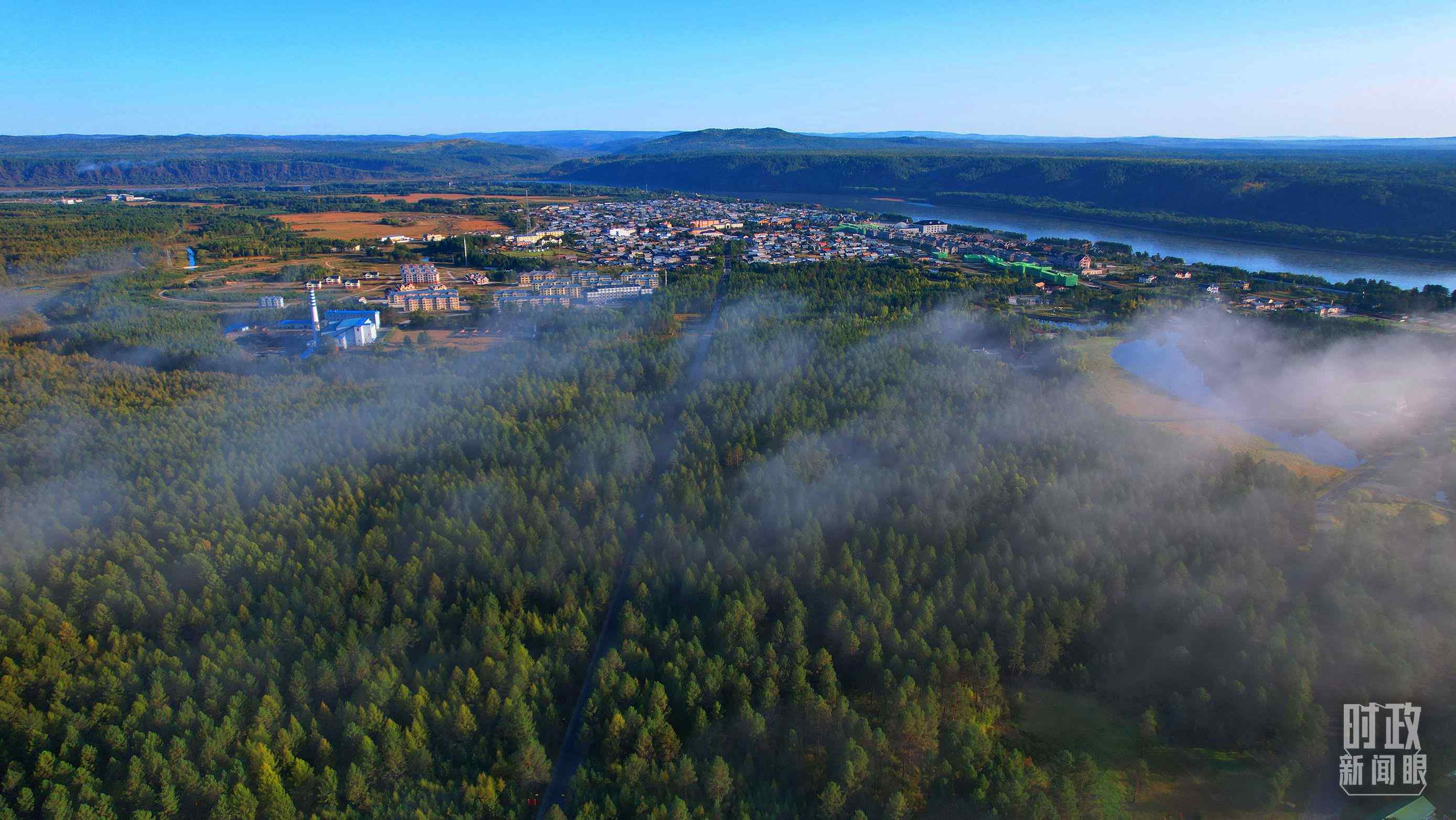 △薄霧籠罩的漠河林場(chǎng)。（總臺(tái)央視記者范凱拍攝）