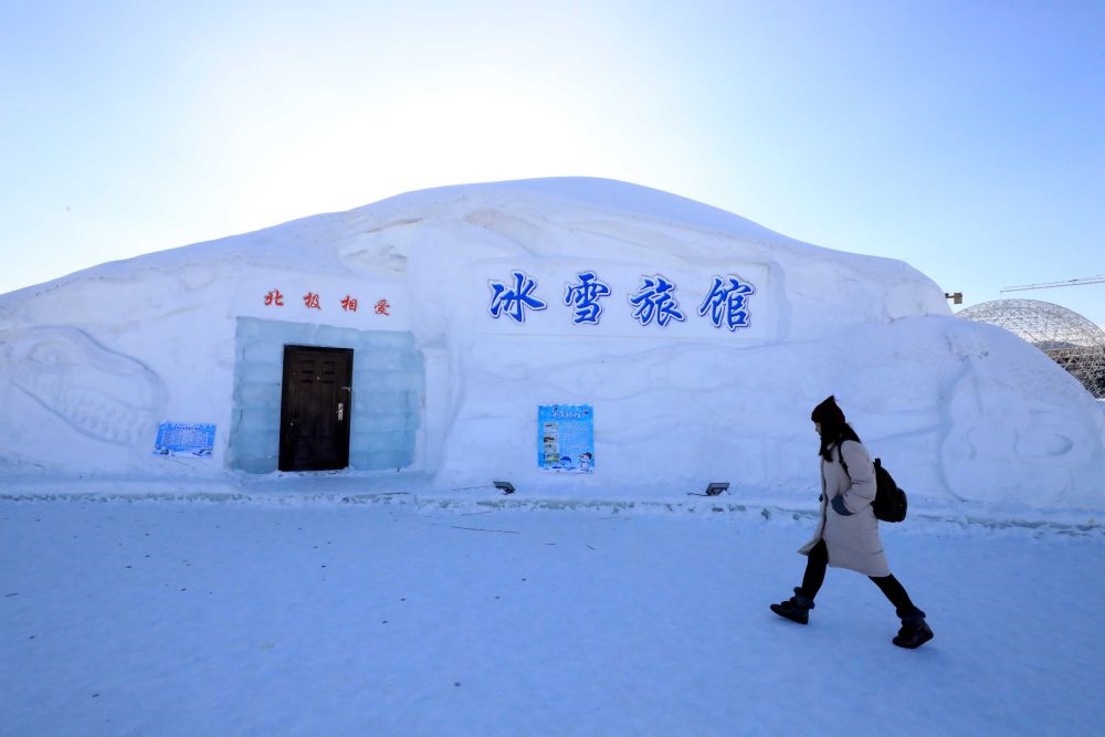 游客從北極村冰雪旅館的一個房間前走過（2018年1月31日攝）。