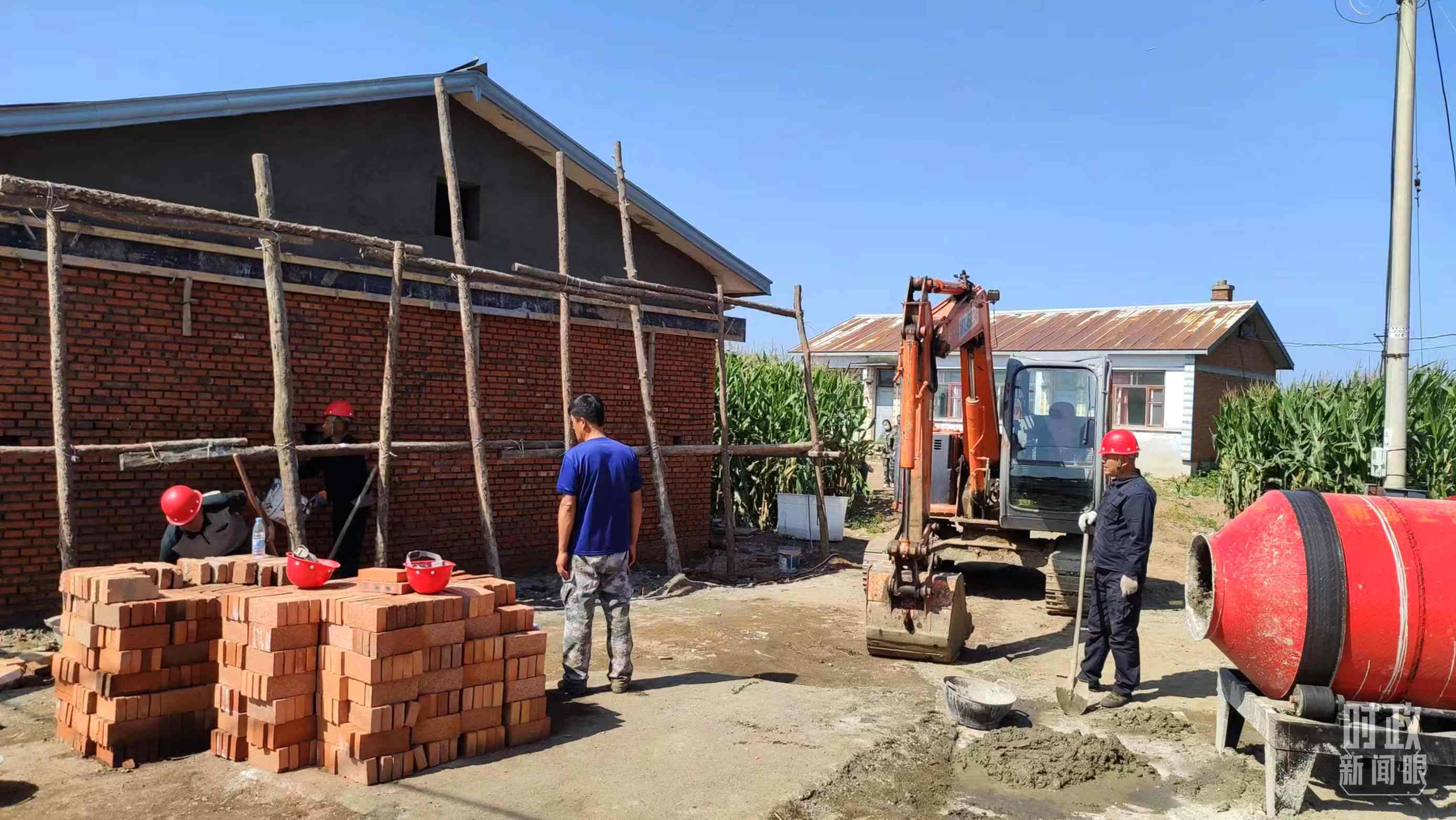 △村民正在修繕被損的房屋。（總臺(tái)央視記者薛冠南拍攝）