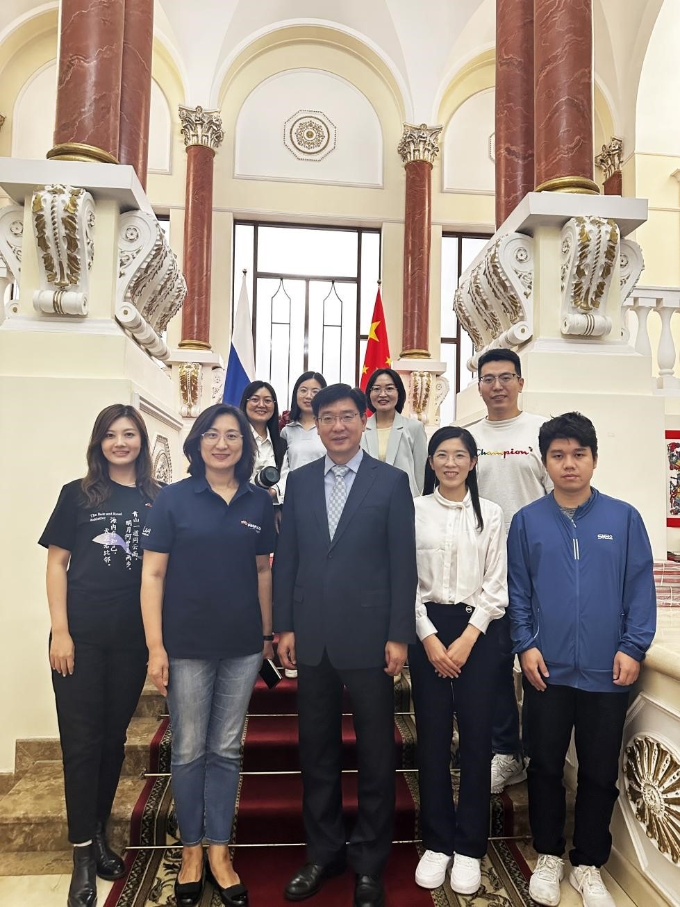 中國駐俄羅斯大使館公使銜文化參贊、莫斯科中國文化中心主任封立濤（前排中）與人民網(wǎng)記者合影。