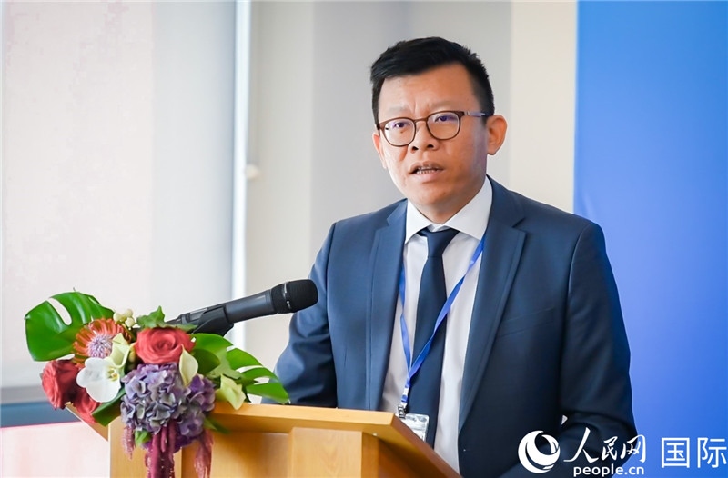 圖為中遠海運(歐洲)公司副總裁李震宇致辭。人民網(wǎng) 郭錦標(biāo)攝