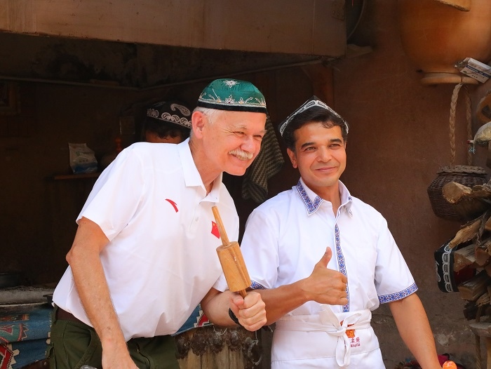 潘維廉和維吾爾族創(chuàng)業(yè)青年合影。主辦方供圖